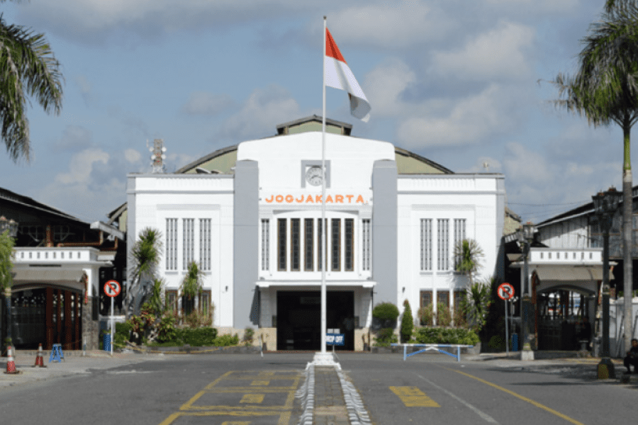 yogyakarta train station tugu by limabelastour jogja